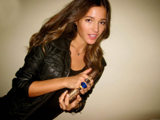 Woman cell phone purse leather - a woman holding free wallpaper