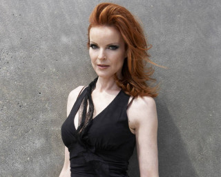 Redhair blackdress blackpurse wall portrait - de stijl free wallpaper