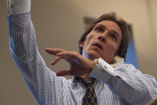 Man tie hands up pointing - a man in a tie free wallpaper for desktop