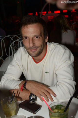 Man sitting table drink cellphone - a cell phone in front free wallpaper for mobile