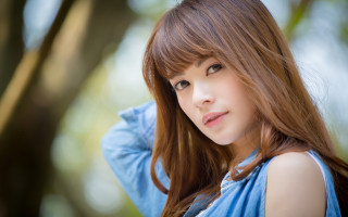 Woman long hair posing park 2 - a picture in a park free wallpaper