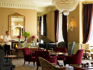 Living room piano man mirror - gaudy free wallpaper