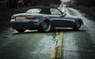 Car parked rain top down - rim free wallpaper