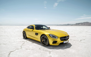 Yellow sports car desert sky 4 - a desert area free wallpaper