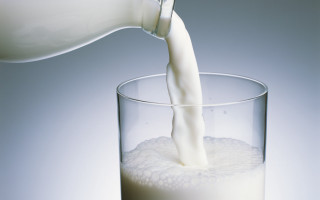 Glass of milk pour spoon - a glass of milk free wallpaper