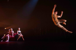 Man trick stage watchers woman - a trick free wallpaper