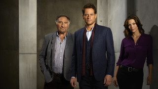 Man women standing room wall - a wall behind them free wallpaper for desktop