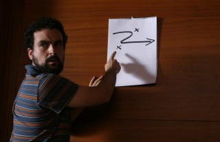 Man pointing note left arrow - david rubín free wallpaper