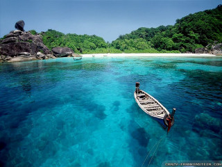 Boat floating blue ocean sandy - a sandy beach free wallpaper for desktop