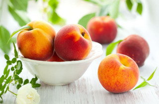 Bowl of peaches white table - a white table free wallpaper
