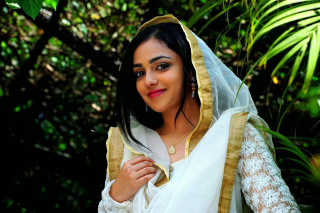 Woman white gold sari pose - sari free wallpaper for desktop