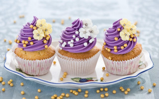 Three cupcakes purple frosting flowers 2 - a plate free wallpaper for desktop