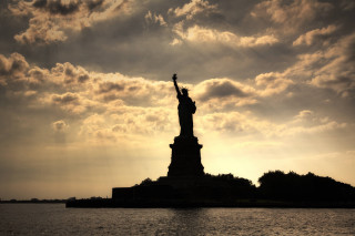 Liberty silhouette cloudy sky water - a statue of liberty free wallpaper