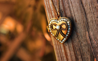 Heart shaped pendant wooden post - evert collier free wallpaper