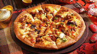 Pizza toppings plate red cloth - a pizza free wallpaper