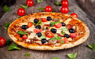 Pizza olives tomatoes wooden table - tomato free wallpaper