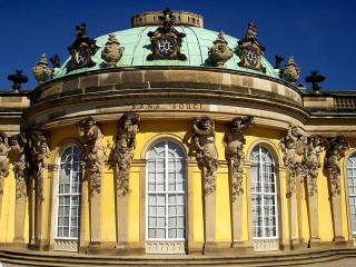 Building green roof clock windows - free architecture wallpaper