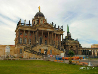 Large building green lawn clock 2 - the younger free wallpaper