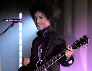 Man holding guitar microphone stand - a microphone and a microphone stand free wallpaper