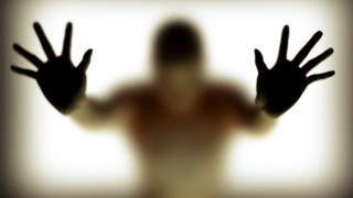 Person hands window blurry background - christian w. staudinger free wallpaper