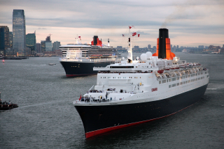 Cruise ships city skyline waterfront - symmetrical free wallpaper