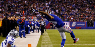 Football player jumping catch ball - darrell riche free wallpaper