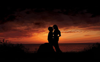 Couple kissing sunset ocean red 2 - romantic free wallpaper for desktop