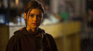 Woman dark room bar blurry - neo free wallpaper for desktop