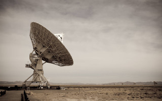 Satellite dish desert plain sky - telephoto free wallpaper
