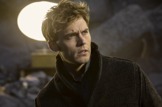 Serious man dark room ceiling - round free wallpaper for desktop