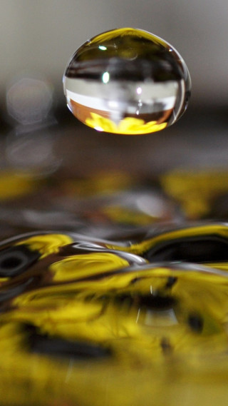 Water drop yellow black tabletop - a drop of water free wallpaper