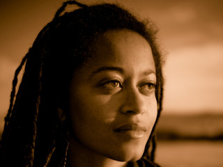 Woman dreadlocks serious look camera - dreadlock free wallpaper