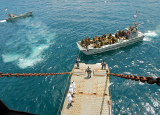 Boat people water chain background - a large body of water free wallpaper