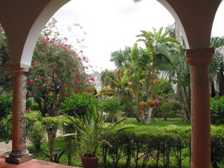 Garden archway view trees shrubs - ceferí olivé free wallpaper