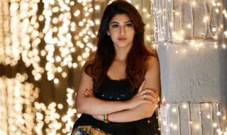 Woman wall lights curtain black - free light wallpaper