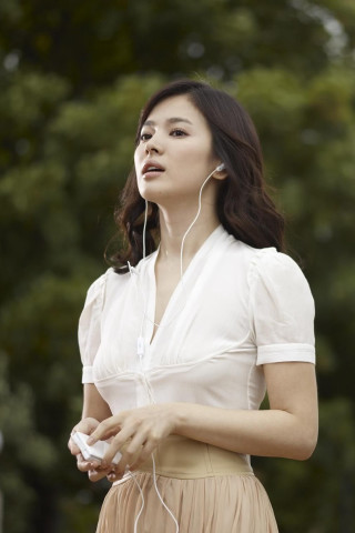 Woman dress white object listening - byeon sangbyeok free wallpaper for mobile