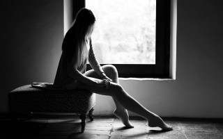 Woman bench window crossed heels - fashion photography free wallpaper