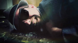 Man hat sunglasses laying head - a hat and sunglasses free wallpaper