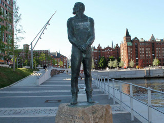 Statue man rock water city - tom of finland free wallpaper