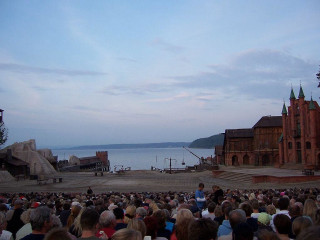 Crowd performance lake building foreground - a large crowd of people watching free wallpaper for desktop