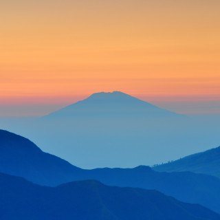 Mountain range sunset hazy sky - free mountains wallpaper for tablet