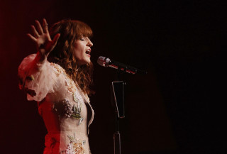 Woman white dress singing microphone - pre free wallpaper