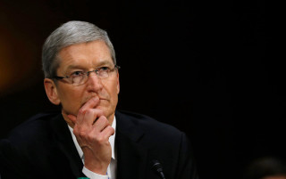 Tim cook sitting table hands - complex free wallpaper
