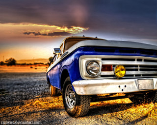 Blue truck cloudy sky sunset - a sunbeam in the background free wallpaper