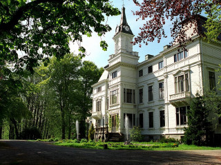 Large white building steeple clock - a large white building free wallpaper