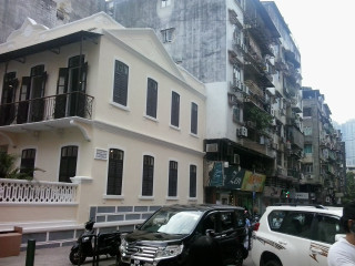 Car parked building balconies motorcycle - dong yuan free wallpaper for desktop