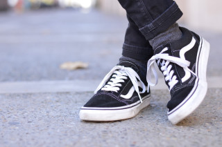 Sneakers jeans outdoors blurry background - fashion free wallpaper for desktop