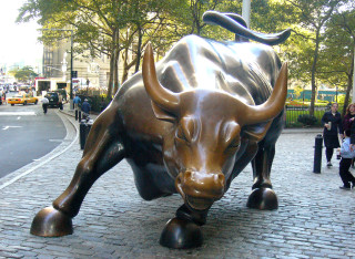 Statue bull brick sidewalk city - neoism free wallpaper