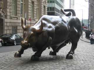 Statue bull brick sidewalk city 2 - symmetric free wallpaper