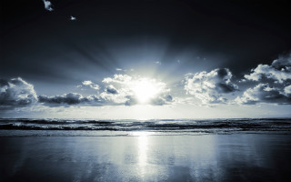 Sun ray shining over ocean - crepuscular free wallpaper for desktop